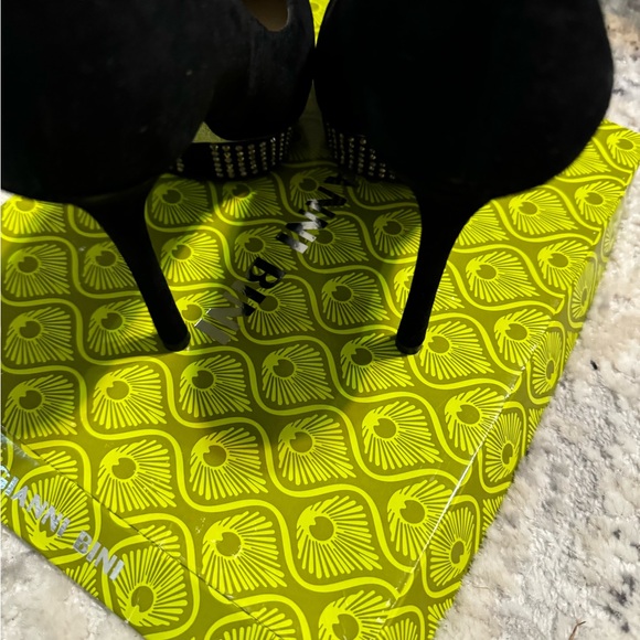 NEVER WORN!!! Gianni Bini Black suede heels with glitter platform bottom. - Picture 3 of 4